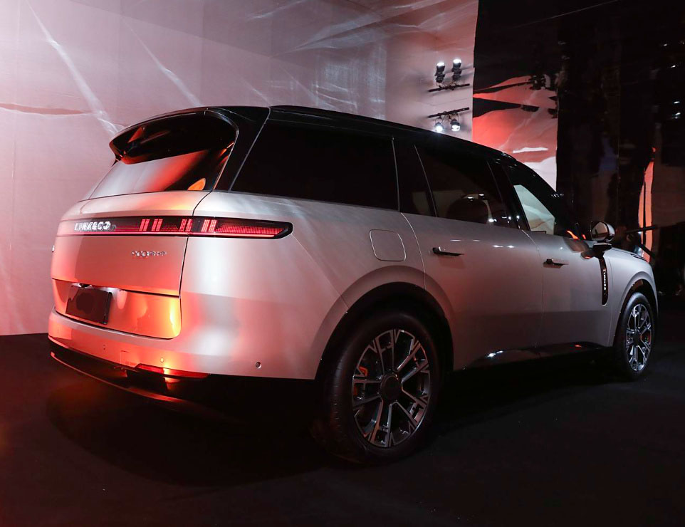 Lynk & Co 900 Discovery, серебряный