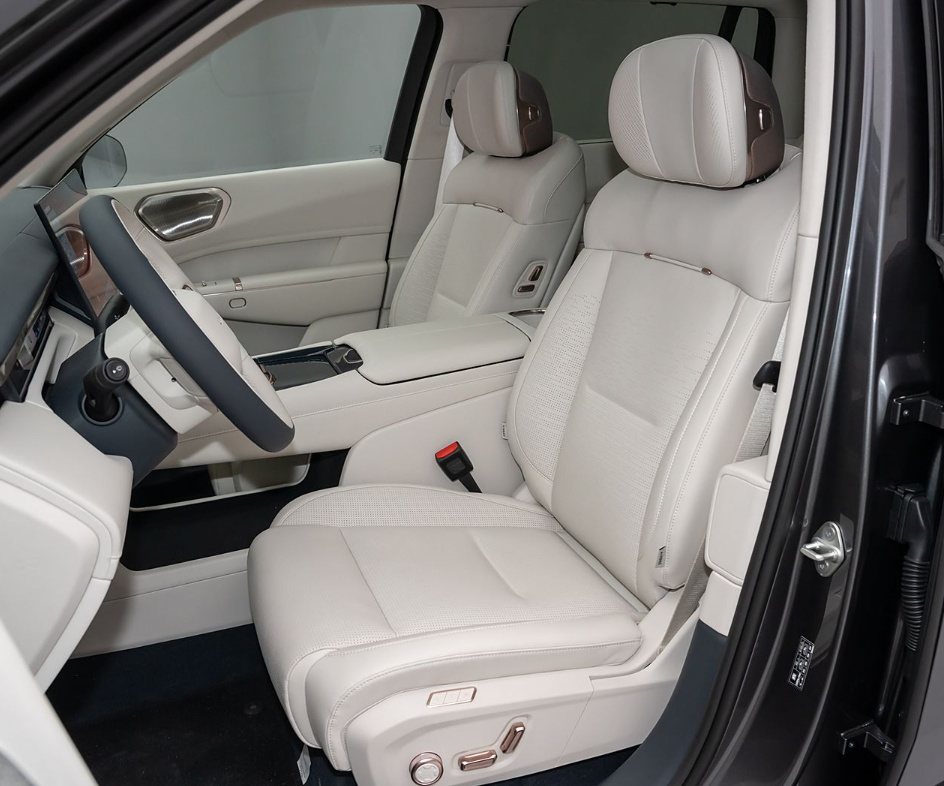 Lynk & Co 900 Discovery, серебряный