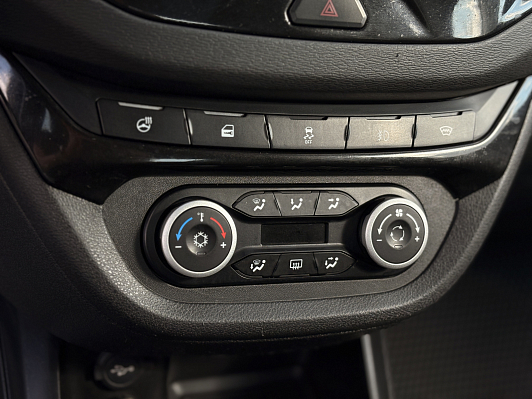 Lada (ВАЗ) Vesta Luxe Multimedia (2018-2019), 2017 года, пробег 174427 км