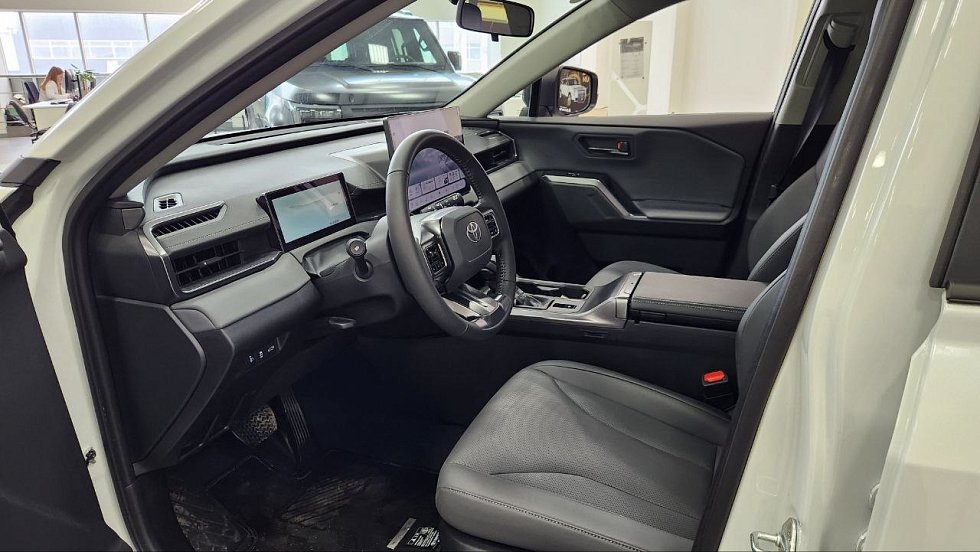 Toyota RAV4 Luxury, белый