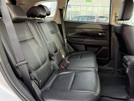 Mitsubishi Outlander Intense, 2016 года, пробег 210921 км