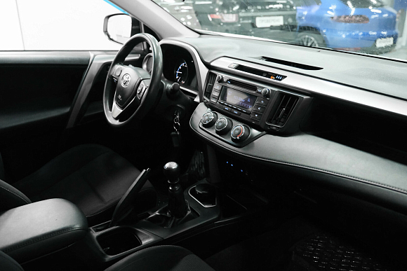 Toyota RAV4, 2015 года, пробег 227000 км