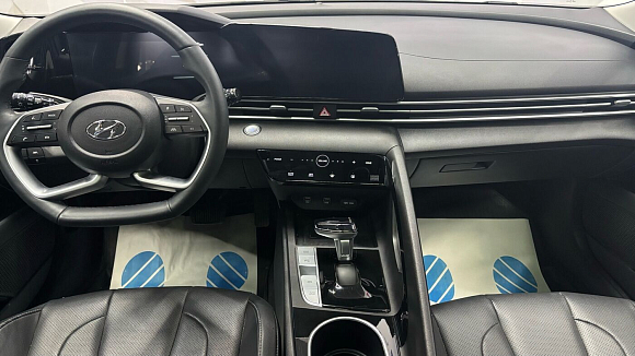Hyundai Elantra LUX, 2023 года, пробег 20121 км