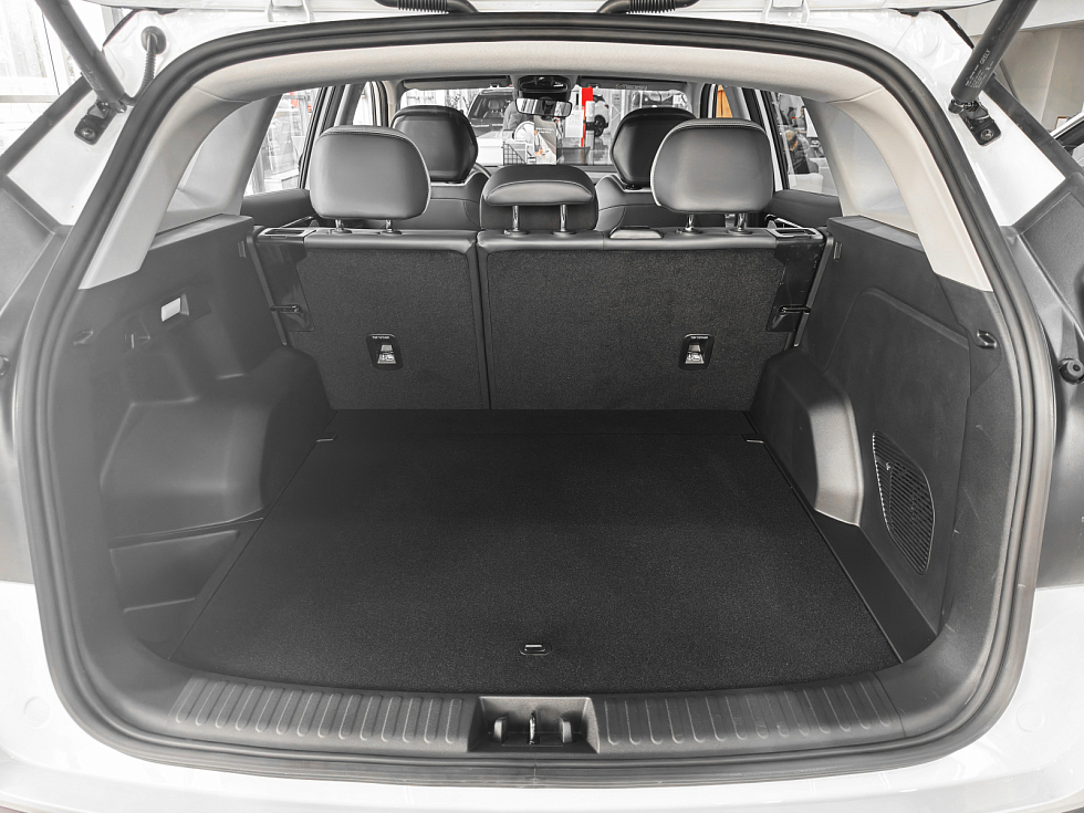 Geely Atlas , белый