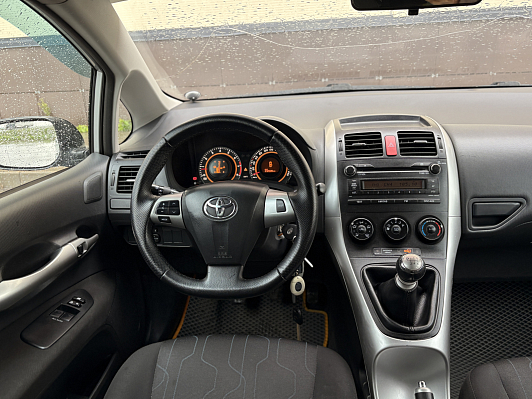 Toyota Auris, 2011 года, пробег 232507 км