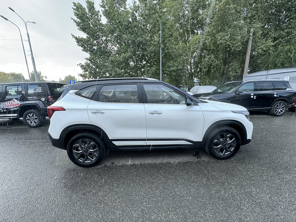 Kia Seltos Luxe, черный