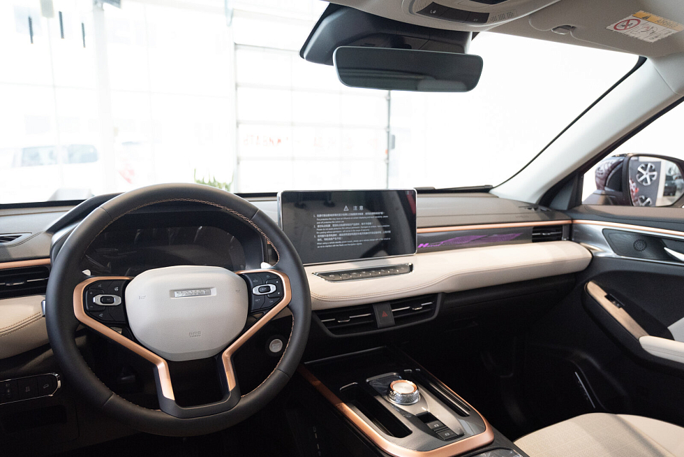 Haval Jolion Tech+, красный