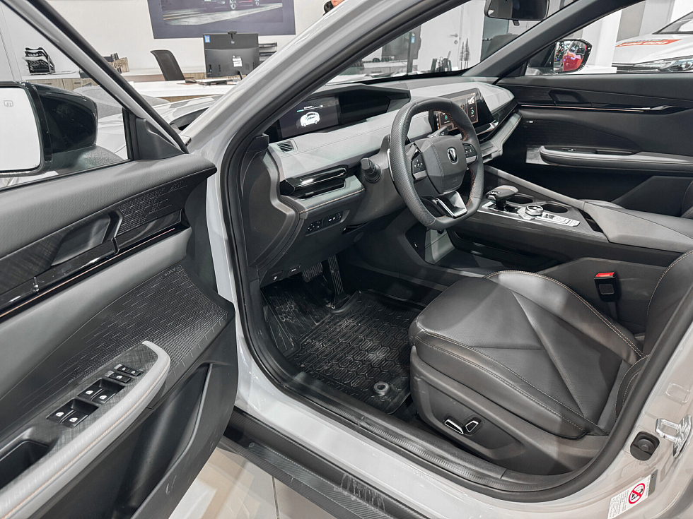 Changan UNI-V DLX, серебряный