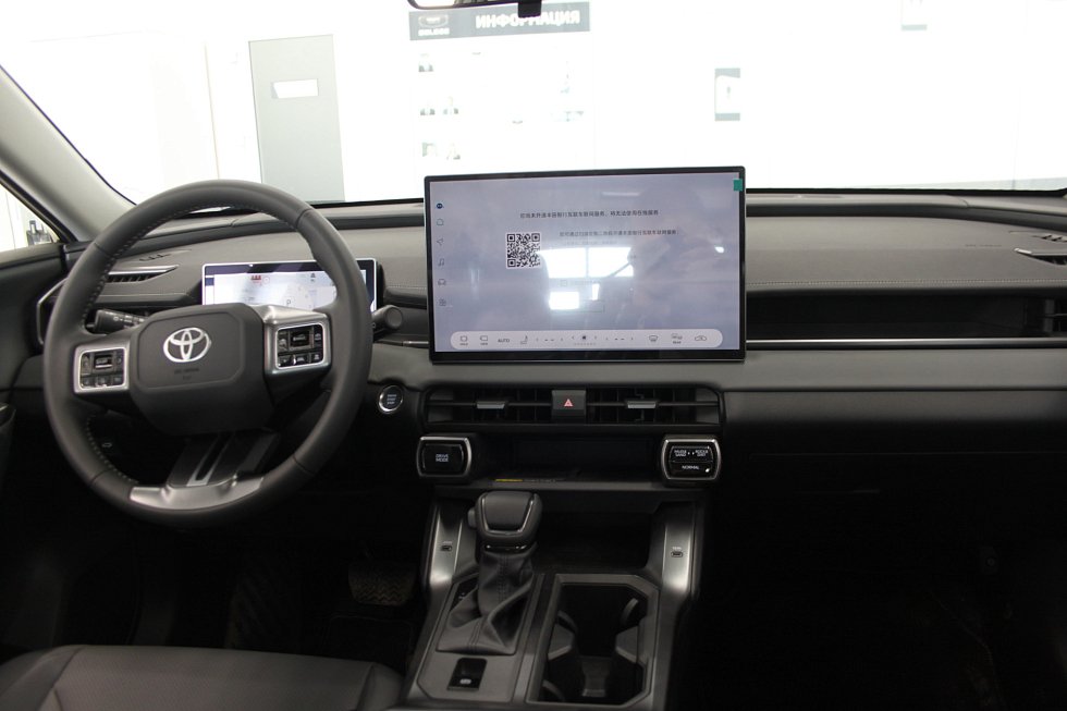 Toyota RAV4 Luxury, черный