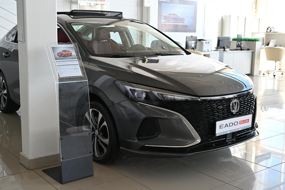 Changan Eado Plus DLX, серебряный