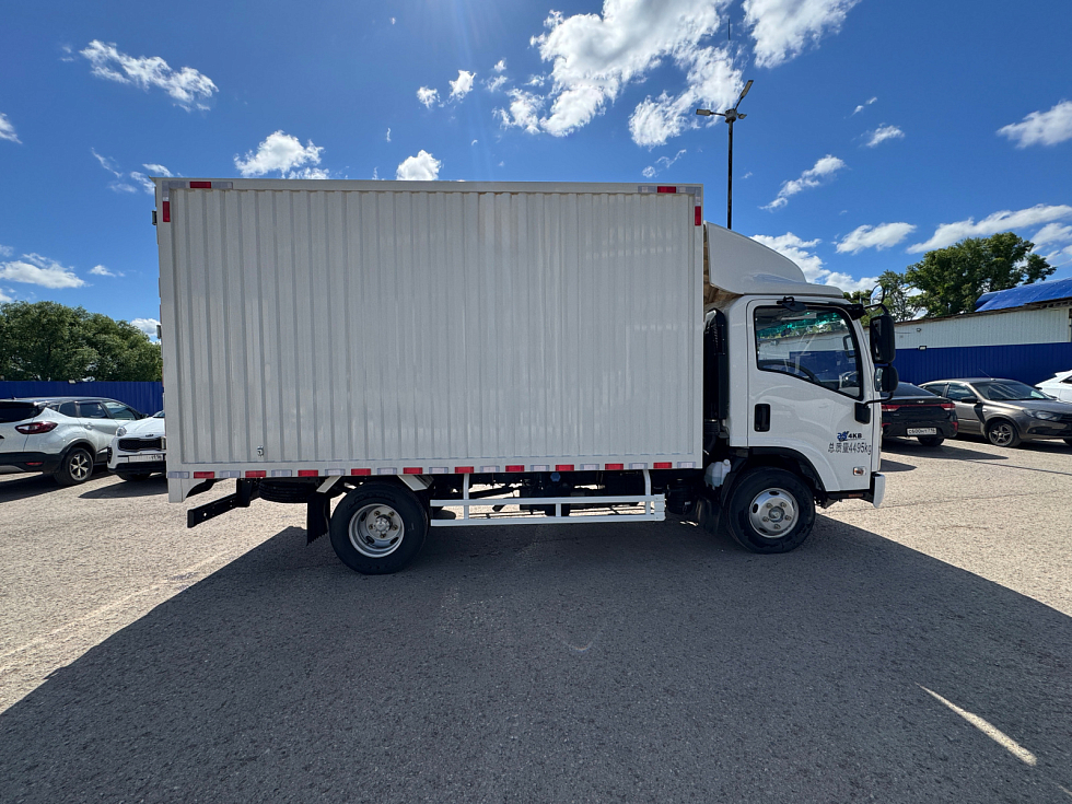 Isuzu Elf (N-series) , белый