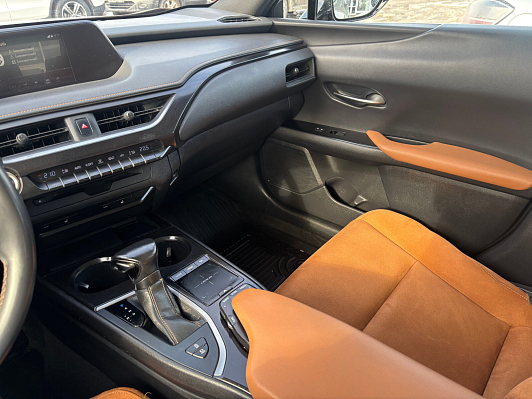 Lexus UX #live, 2019 года, пробег 116848 км
