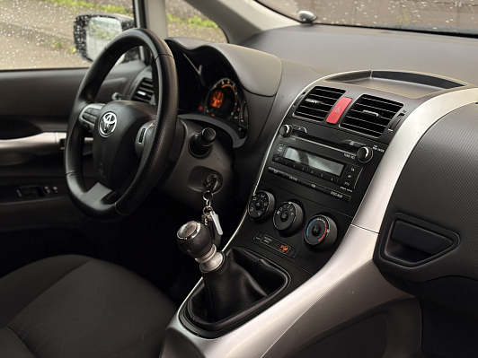 Toyota Auris, 2011 года, пробег 232507 км