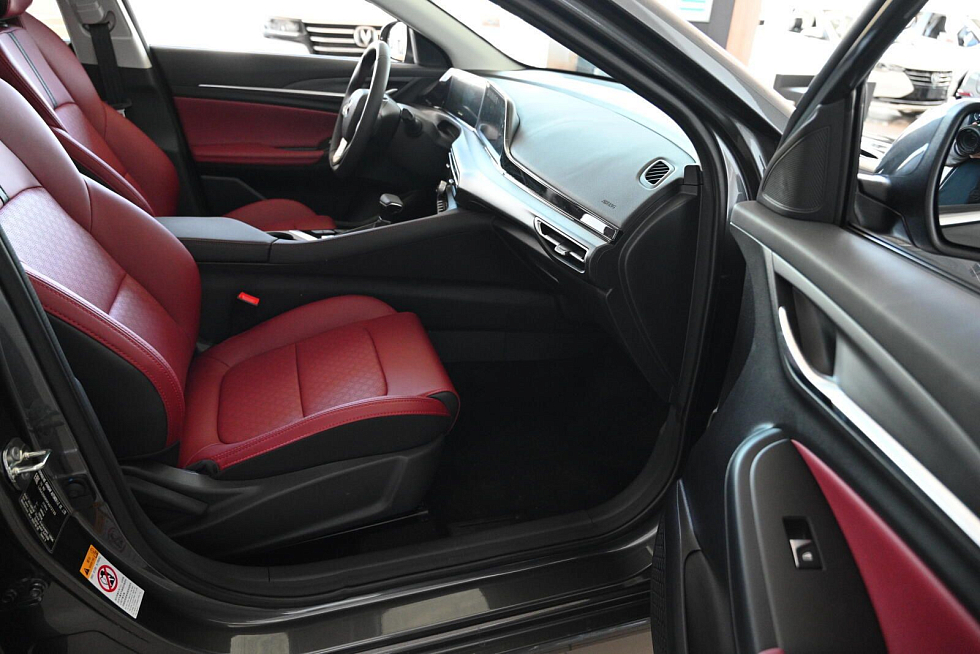 Changan Eado Plus DLX, серебряный