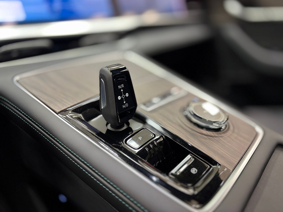 Geely Monjaro Флагман, зеленый