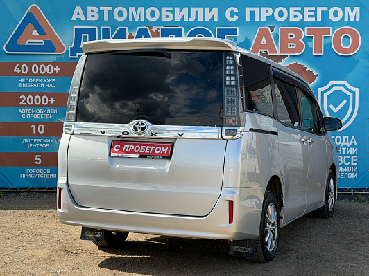 Toyota Voxy, 2016 года, пробег 142000 км