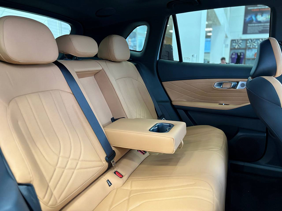 Geely EX5 EM-i Про, серебряный