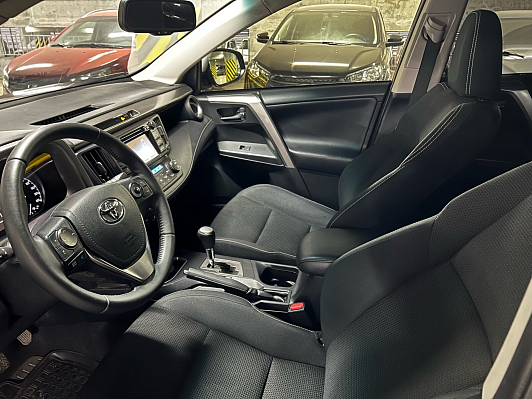 Toyota RAV4 Комфорт, 2016 года, пробег 103500 км