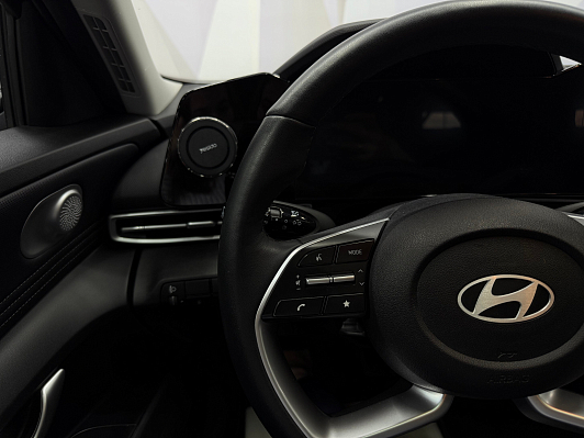 Hyundai Elantra LUX, 2023 года, пробег 76279 км