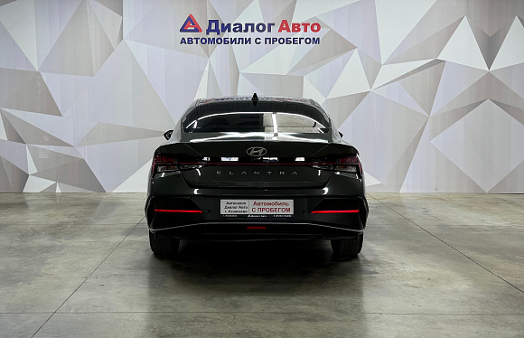 Hyundai Elantra LUX, 2023 года, пробег 76279 км