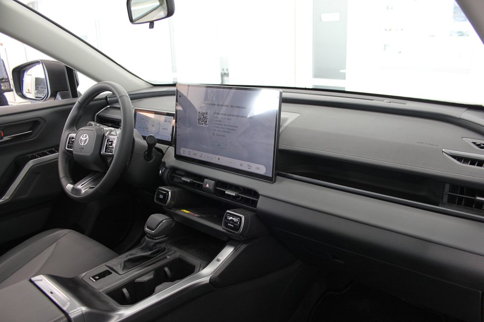 Toyota RAV4 Luxury, черный