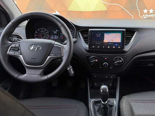 Hyundai Solaris Специальная Серия "10 лет" + Comfort, 2021 года, пробег 127700 км