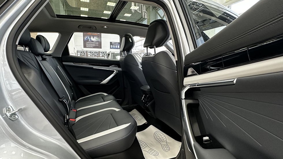 Geely Atlas Флагман, серебряный