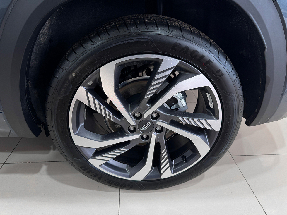 Geely Monjaro Флагман, серый