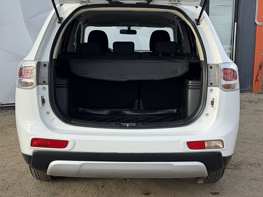 Mitsubishi Outlander Intense, 2014 года, пробег 117700 км